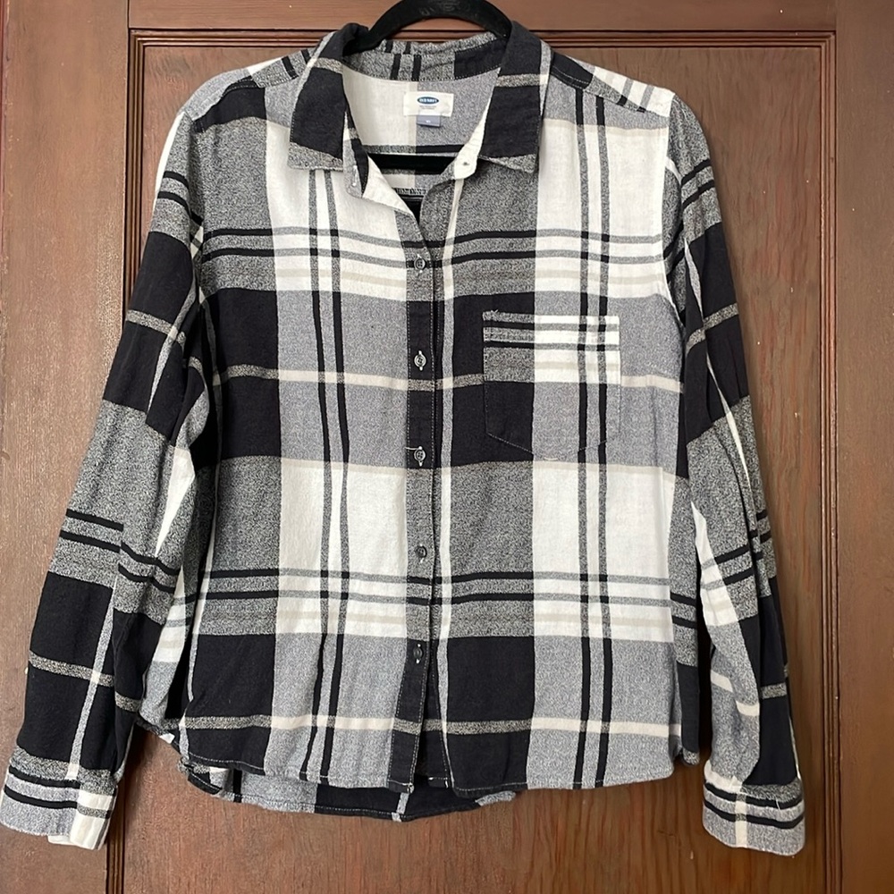 Cool and casual plaid button down 🖤🤍